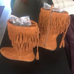 Minnetonka double fringe zip boot